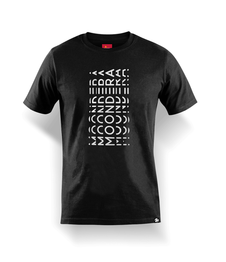 Das Bitcoin moondera v1 (NFC Version) Shirt überzeugt durch seine enorm hochwertige Verarbeitung. Das Shirt ist in hoher 200g Qualität gefertigt. Die Applikation auf dem T-Shirt wird in einem hochwertigen druckverfahren in Handarbeit auf das Textil gedruckt.